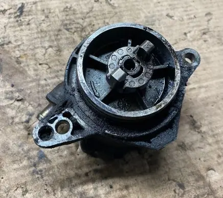 BMW 5 E39 Vacuum pump 96110885