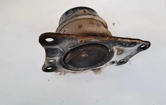 Volkswagen Polo Engine mount bracket