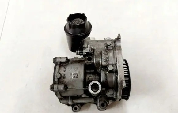 Volkswagen PASSAT B8 Oil pump 04L145208J