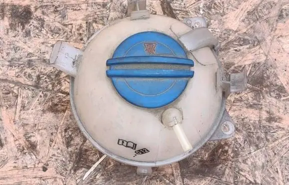 Volkswagen PASSAT B7 Coolant expansion tank/reservoir 1K0121407A