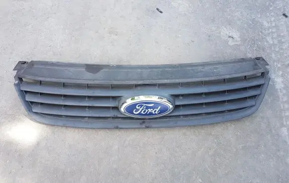 Ford Focus C-MAX Front bumper upper radiator grill