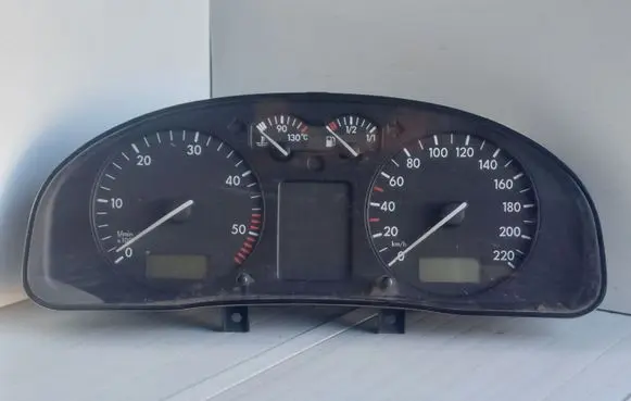 Volkswagen PASSAT B5 Speedometer (instrument cluster) 3B0919880D