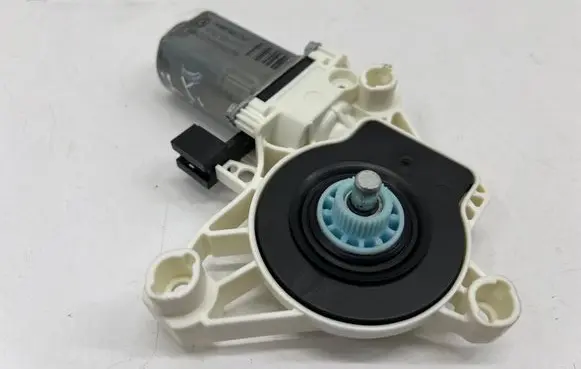 Mercedes-Benz CLA C118 X118 Front door window regulator motor A0009061507