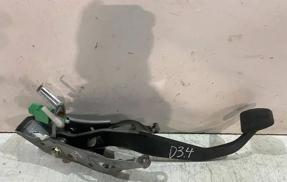 Toyota Avensis T270 Clutch pedal 