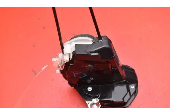 Toyota Yaris Rear door lock U2014120