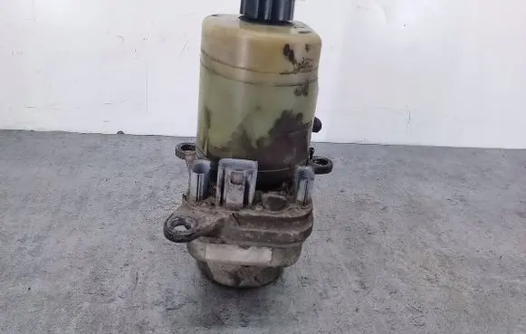 Ford Focus C-MAX Power steering pump 4M513K514BD