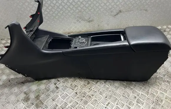 Mazda 3 III Center console