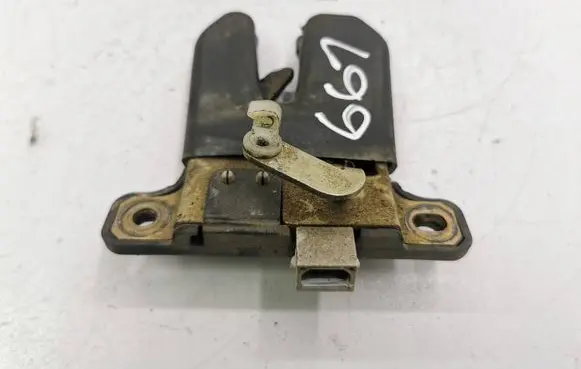 Audi A4 S4 B5 8D Tailgate/trunk/boot lock/catch/latch 8D5827505