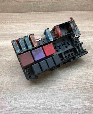 Renault Scenic I Fuse module 7703497782A