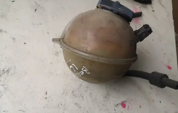 Volkswagen New Beetle Coolant expansion tank/reservoir 1C0121403A