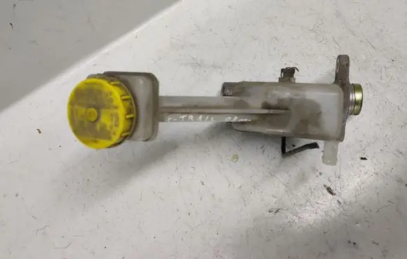 Nissan X-Trail T30 Brake fluid reservoir 