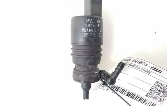 Volkswagen PASSAT B5 Windscreen/windshield washer pump 