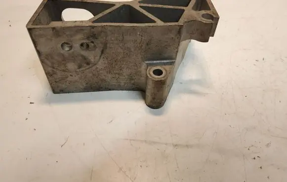 Volvo V70 Engine mounting bracket