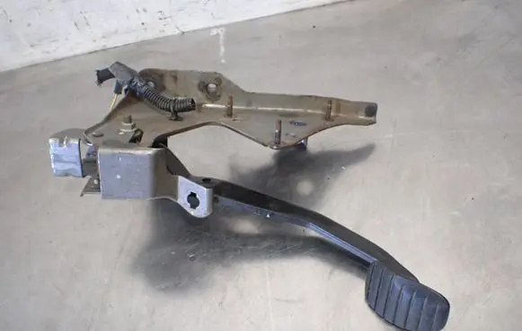 Renault Clio III Brake pedal 8200711631