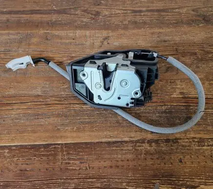BMW 3 E90 E91 Front door lock 7202143