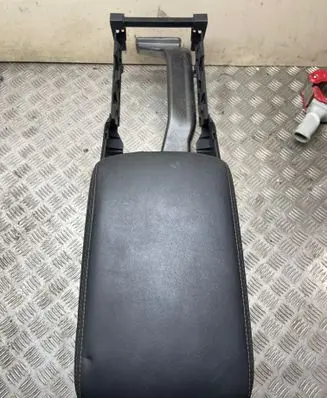 Infiniti M30 Center console 