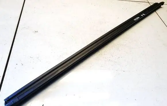 Volkswagen Polo VI Front door glass trim molding
