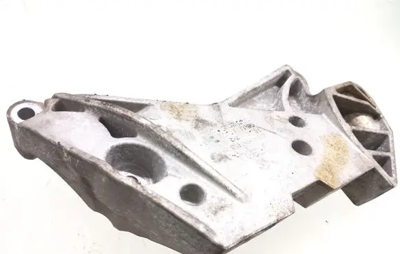 Volkswagen PASSAT B6 Engine mounting bracket 06J199207P