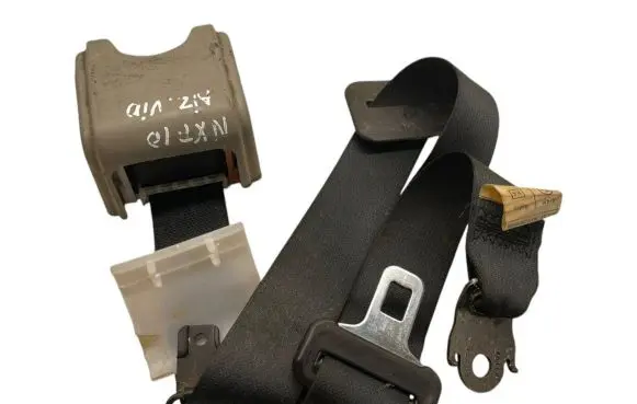 Middle seatbelt (rear)