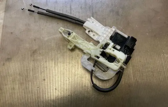 Hyundai ix35 Front door lock 813202Y020