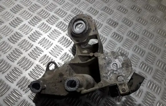 Audi A4 S4 B5 8D Engine mounting bracket 8d0199352h