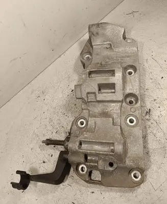 BMW 4 F32 F33 Generator/alternator bracket 8506863