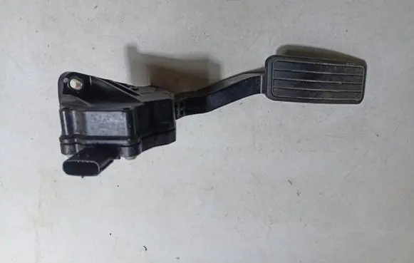 Accelerator throttle pedal