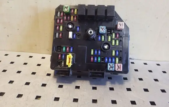 Chevrolet Captiva Fuse module 95903657