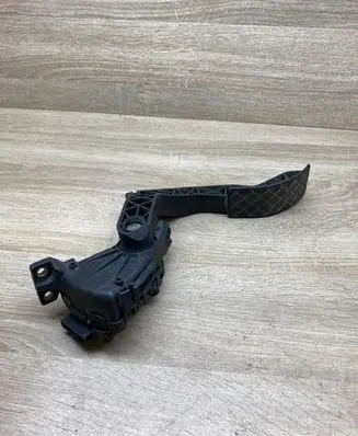 Accelerator throttle pedal