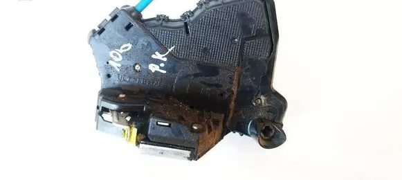 Toyota Auris 150 Front door lock A046693
