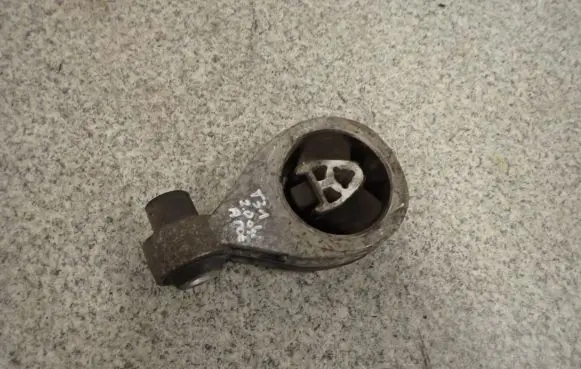 Engine mount vacuum valve