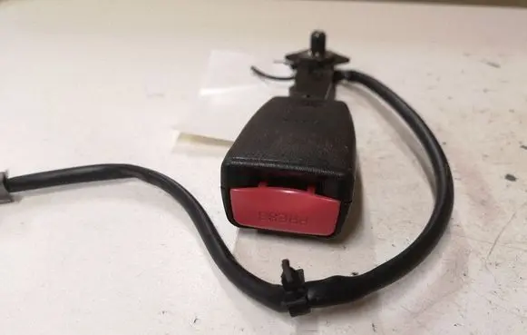 Mazda 5 Front seatbelt buckle
