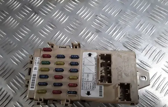 Subaru Impreza II Fuse module LB100601B