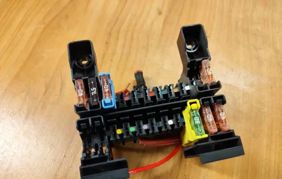 Mercedes-Benz E W211 Fuse box set 13943281C PA66GF131