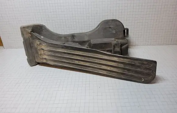 Accelerator throttle pedal