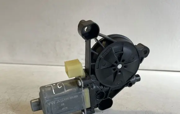 Audi Q7 4M Rear door window regulator motor 0130822704