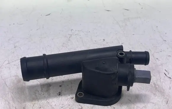 Volkswagen PASSAT B6 Engine coolant pipe/hose 038121132G