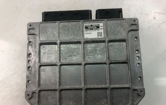 Toyota Avensis T270 Engine control unit/module 8966105E20