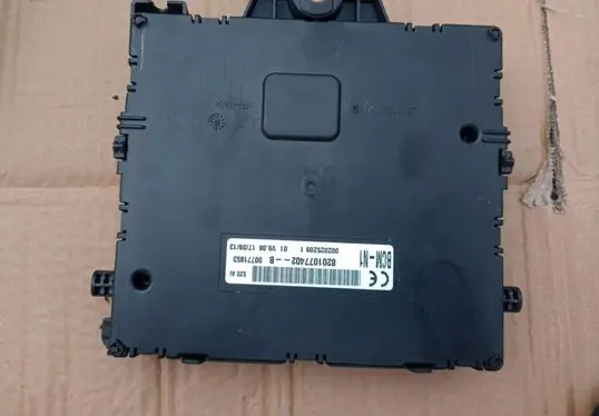 Renault Kangoo II Fuse module 8201077402