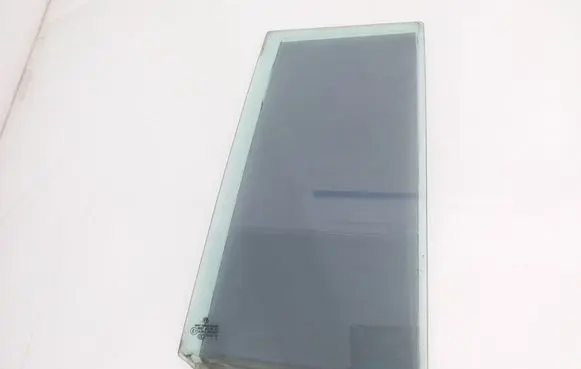 Volkswagen Touran I Rear vent window glass 