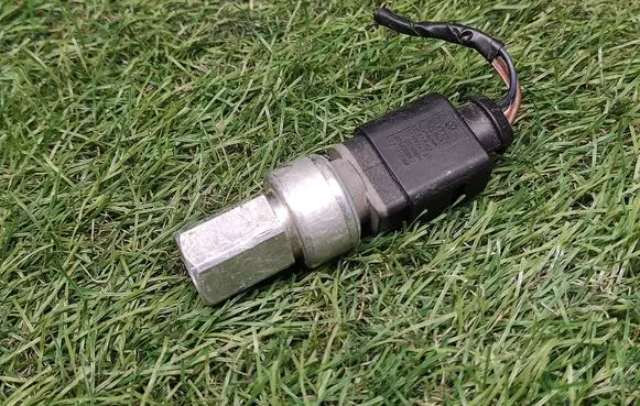 Volkswagen PASSAT CC Air conditioning (A/C) pressure sensor 1K0959126A