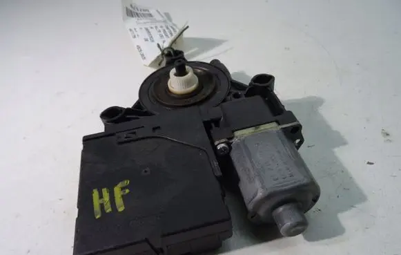Volkswagen PASSAT Front door window regulator motor 3AA959702A