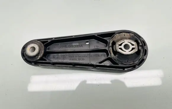 Engine mounting bracket