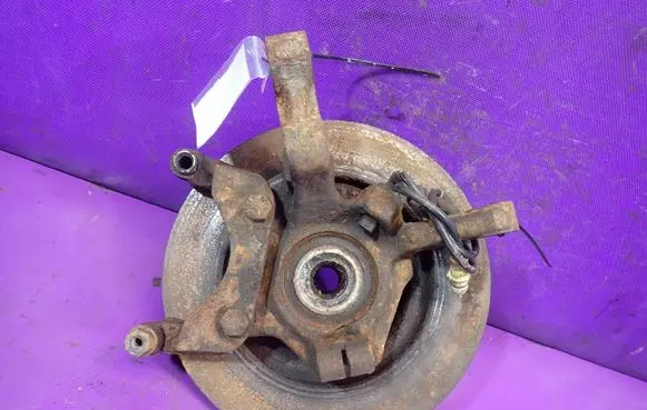 Renault Clio III Front wheel hub spindle knuckle 
