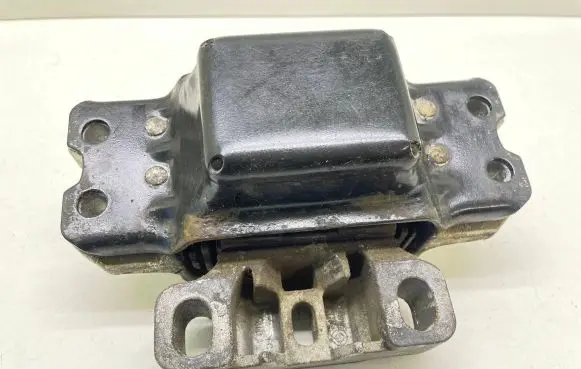 Volkswagen Touran I Engine mount bracket 1K0199555
