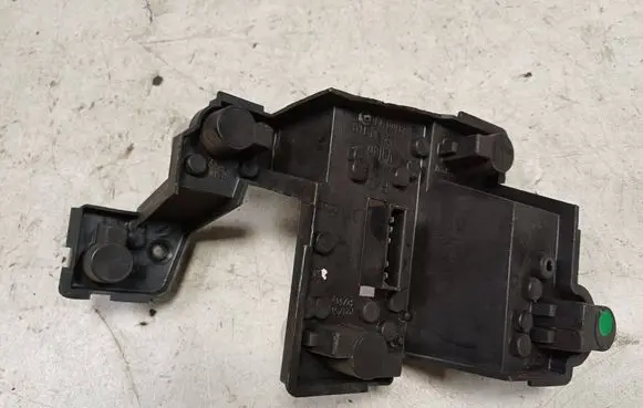 Audi TT Mk1 Tail light bulb cover holder 89100110