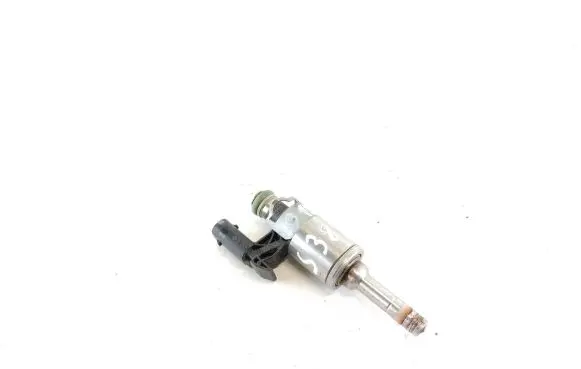 Volkswagen Golf VII Fuel injector 0261500248