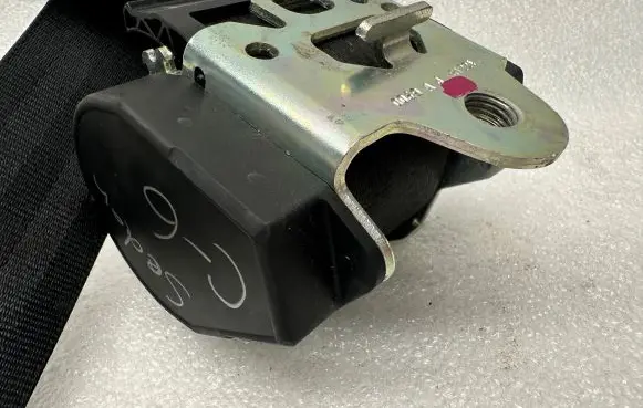 Middle seatbelt (rear)