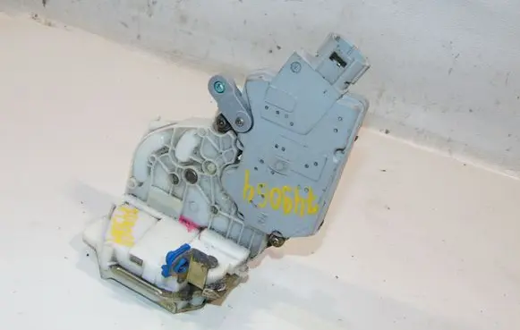 Nissan Primera Rear door lock 825022F000 825522F000