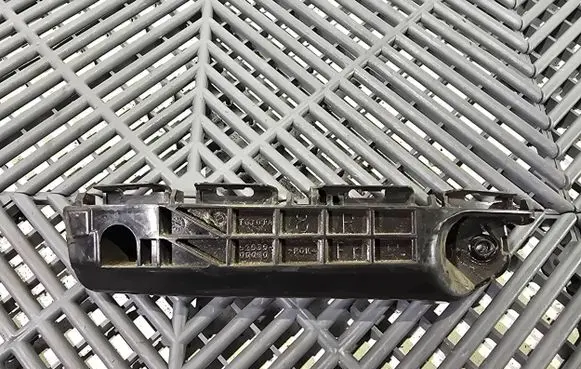 Toyota Yaris Front bumper mounting bracket 719504 06510